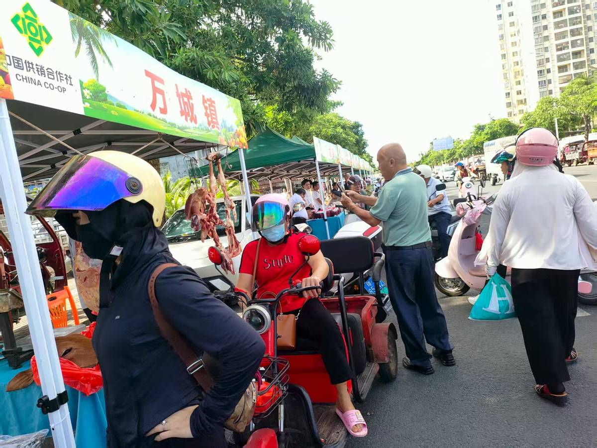 万宁市供销合作社  “‘供’享好物，‘农’情盛夏”集市活动
