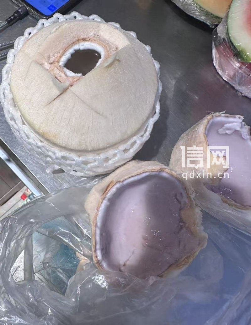 河南女子买椰青喝出紫色肉，当晚腹泻干呕 百果园坚称没问题，店员当场开新椰被“打脸”