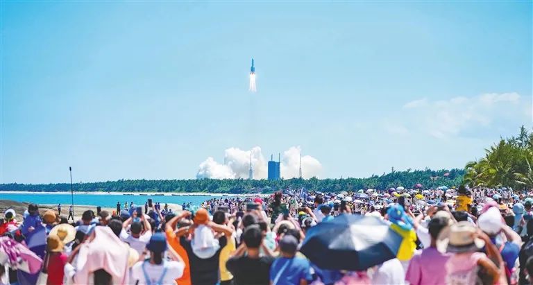 海南日报整版关注！文昌获评全国文明城市荣誉称号