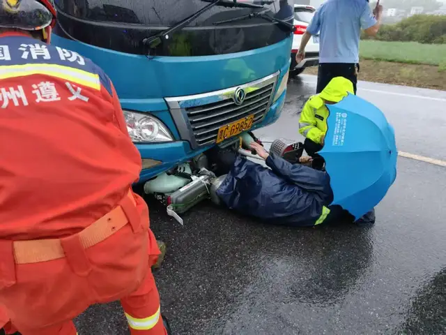 遵义绥阳：老人被压车头底部 消防紧急救援脱险