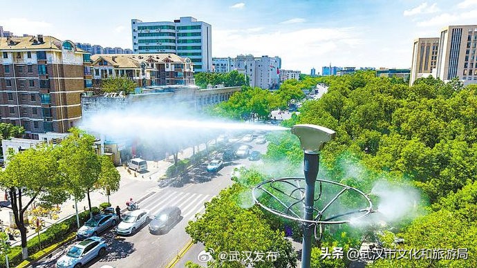 武汉街头现新式降温神器  酷暑送清凉