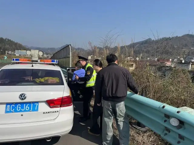 “叔叔，你们真厉害” ——十大队暖心转运九名乘客