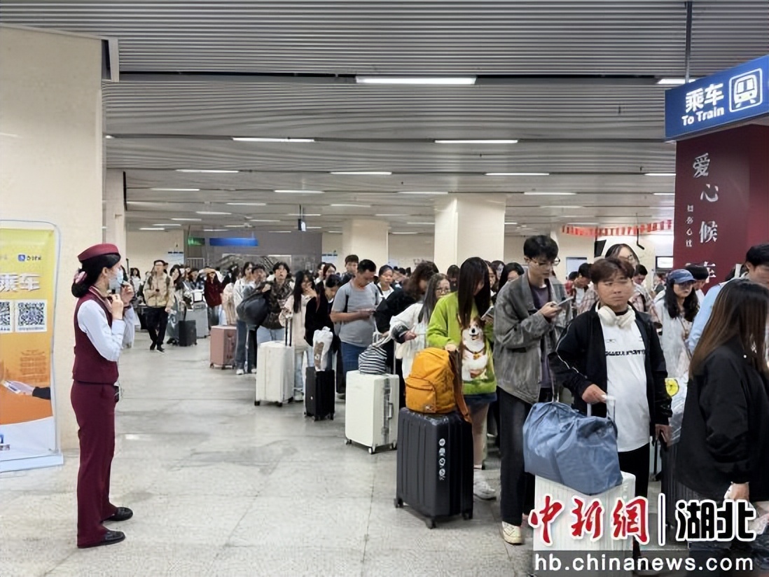 国庆期间武汉地铁累计送客3555万乘次